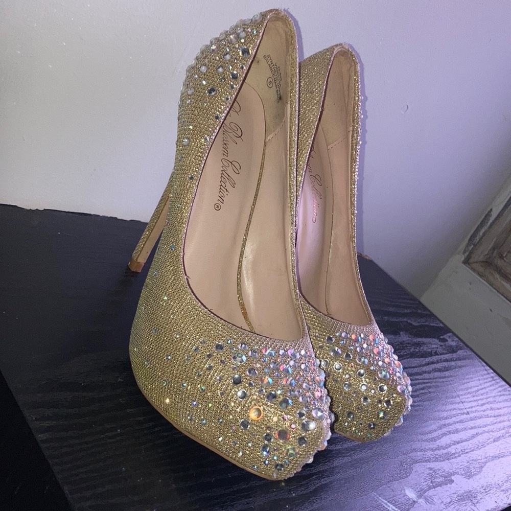 Gold De blossom Collection heels. Size 8